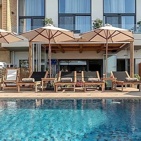 Calla Luxury Seafront Aparthotel 4*