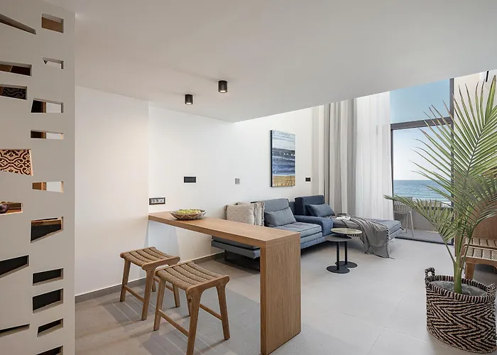 Calla Luxury Seafront Апарт-готель