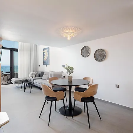 Calla Luxury Seafront מלון דירות
