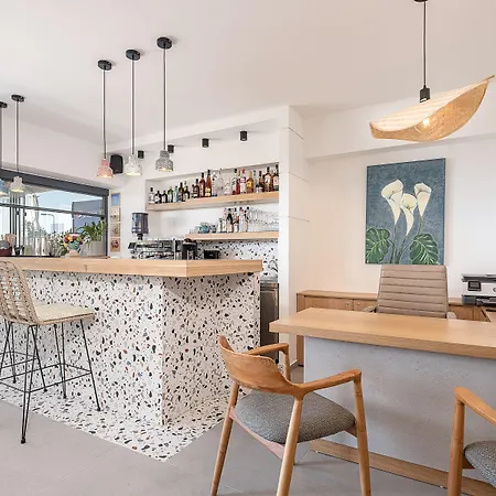 Ξενοδοχείο με διαμερίσματα Calla Luxury Seafront 4*